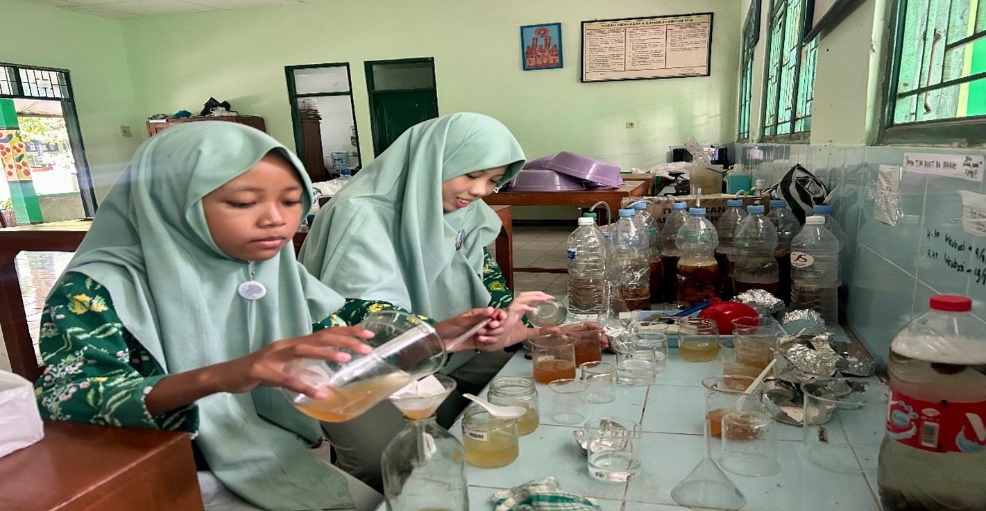 Semangat Riset Tak Kenal Usia: Khalila dan Farah Optimalkan Eco Enzyme untuk OPSI Nasional 2026